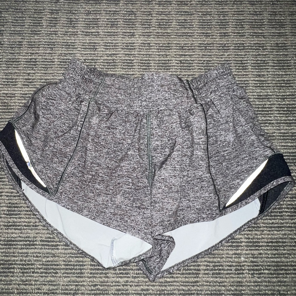 Lululemon Hotty Hot 2.5” LR Heathered Black Shorts